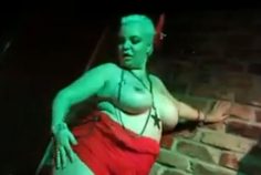 Johanna Tukiainen tanssii eroottisesti
